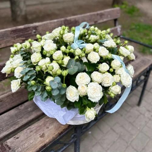 Кустовые розы в корзине