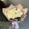15 белых роз в оформлении