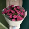 Монобукет из кустовых пионовидных роз с эвкалиптом
