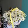 Композиция с ромашками в корзине