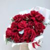 Шикарный букет из 11 французских роз с эвкалиптом и фисташкой