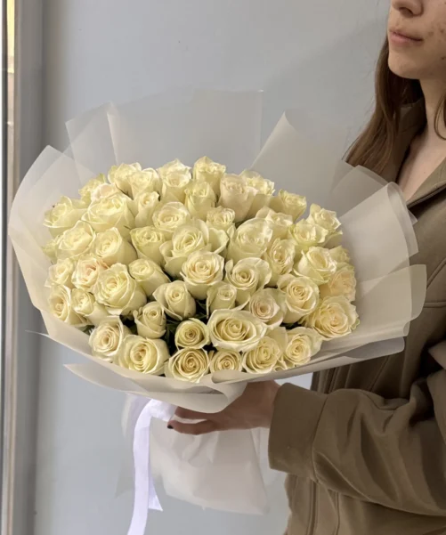 Шикарный монобукет из 51 белой кенийской розы