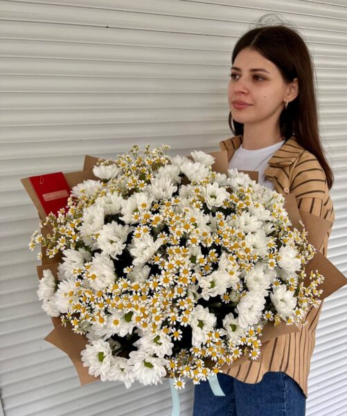 Большой сборный букет из хризантемы и танацетума