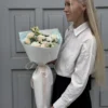 Сборный букет с хризантемами в белых оттенках