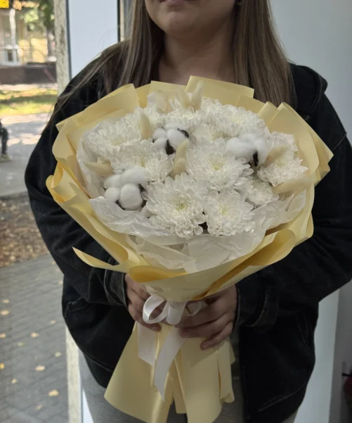 Букет белых хризантем с хлопком