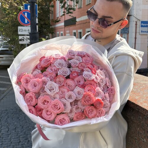 Букет из 21 ветки нежных кустовых роз