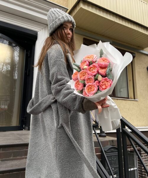 Новогодний букет с нобилисом и розами