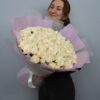 Монобукет из 101 кенийской розы в нежном оформлении