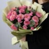 Монобукет из кустовых пионовидных роз с эвкалиптом