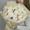 Нежный букет с хризантемами и хлопком
