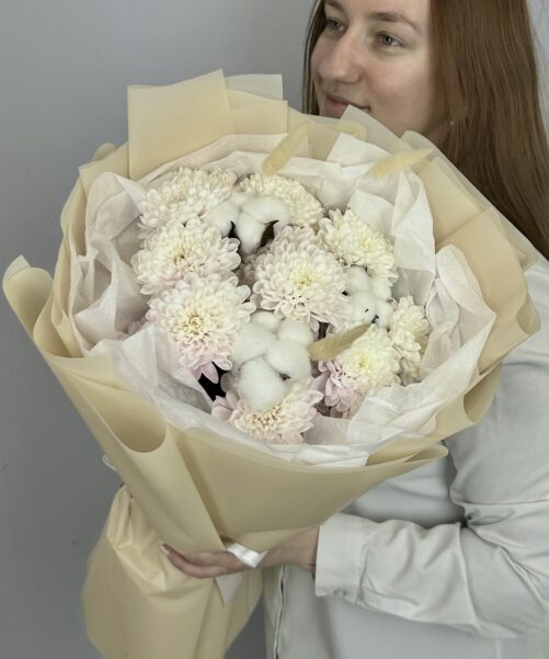 Нежный букет с хризантемами и хлопком