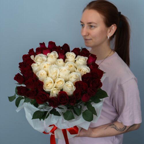 Коробка Сердце с красными и белыми розами