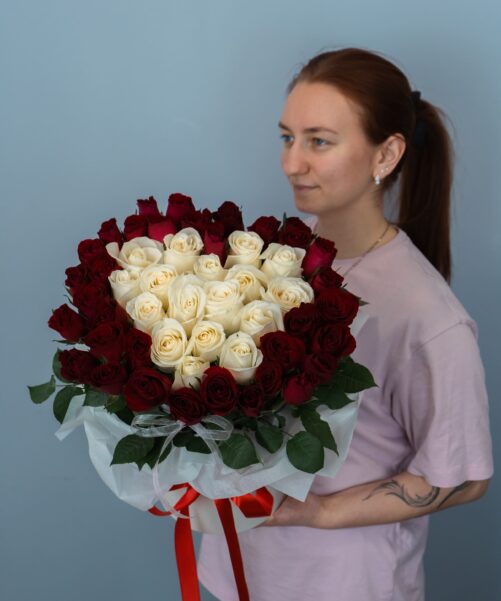 Коробка Сердце с красными и белыми розами