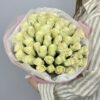 Монобукет из 45 кенийских белых роз в оформлении