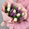 Букет из 15 белых и сиреневых тюльпанов