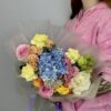 Яркий сборный весенний букет