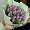 Букет из 25 нежно-сиреневых тюльпанов