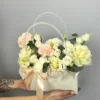 Букет с розами, диантусами и эустомой