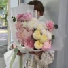 Нежные пионы с хризантемами и розами