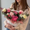 Сборная цветочная корзина с пионами
