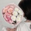 Букет из розовых роз и белых хризантем