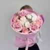 Букет из розовых роз, диантусов и белых хризантем