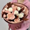 Осенний букет с персиковыми розами и белыми хризантемами