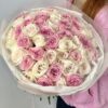 Большой букет из розовых и кремовых пионовидных роз