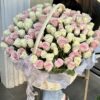 Корзина из белых и нежно-розовых роз