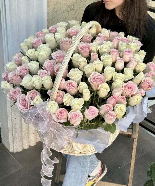 Корзина из белых и нежно-розовых роз