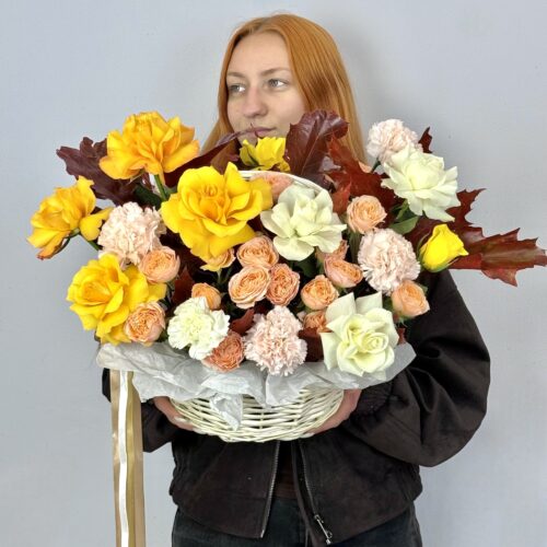 Корзина с жёлтыми и белыми розами