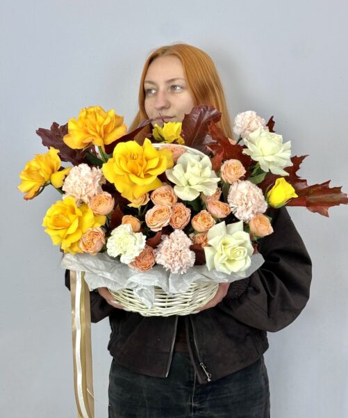 Корзина с жёлтыми и белыми розами