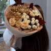 Осенний букет с кремовыми розами и хризантемами