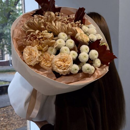 Осенний букет с кремовыми розами и хризантемами