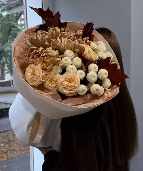 Осенний букет с кремовыми розами и хризантемами