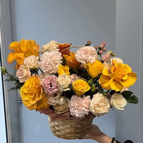 Корзина с жёлтыми и кремовыми розами