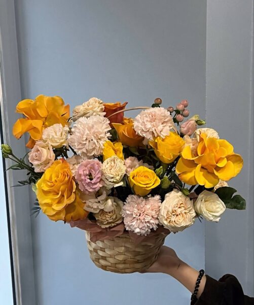 Корзина с жёлтыми и кремовыми розами