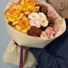 Большой букет из жёлто-оранжевых и кремовых роз