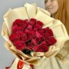 Букет из 25 алых кенийских роз в бежевой упаковке