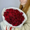 Букет из 51 кенийской розы в белой упаковке