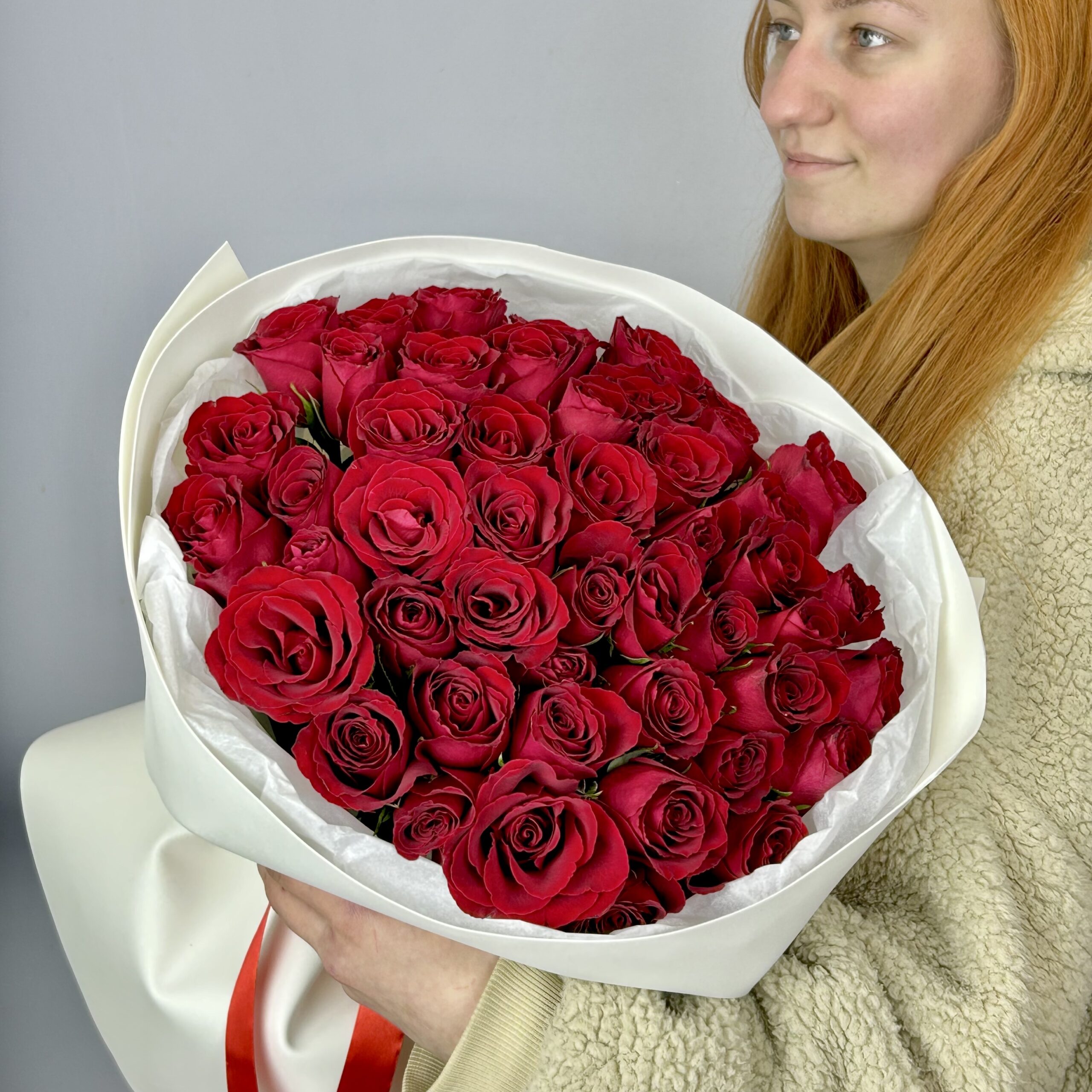 Букет из 51 кенийской розы в белой упаковке